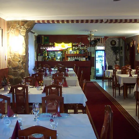 Aranyhordo Panzio Etterem Es Pizzeria 3* Pere