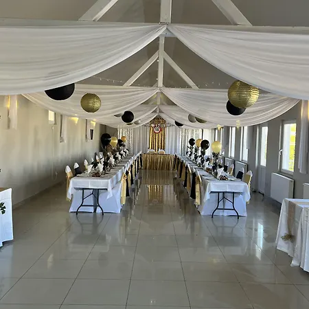 Hotel Aranyhordo Panzio Etterem Es Pizzeria Pere