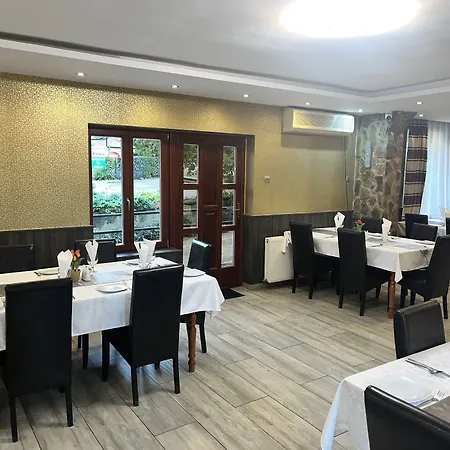 Hotel Aranyhordo Panzio Etterem Es Pizzeria Pere